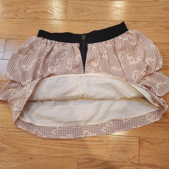 Rachael & Chloe salmon pink with abstract design ruffled mini skirt size medium - Picture 6 of 9